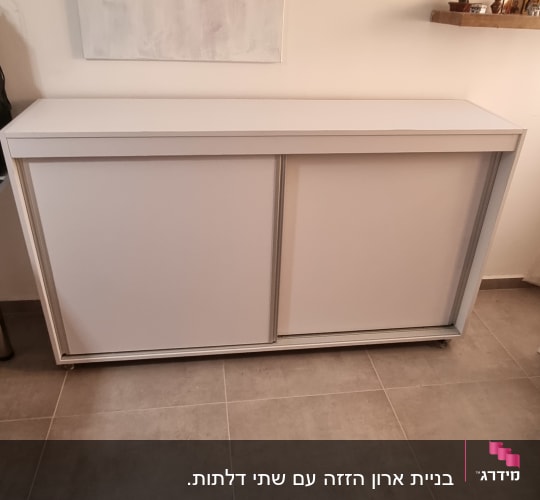 ארון עץ לבן עם דלתות הזזה